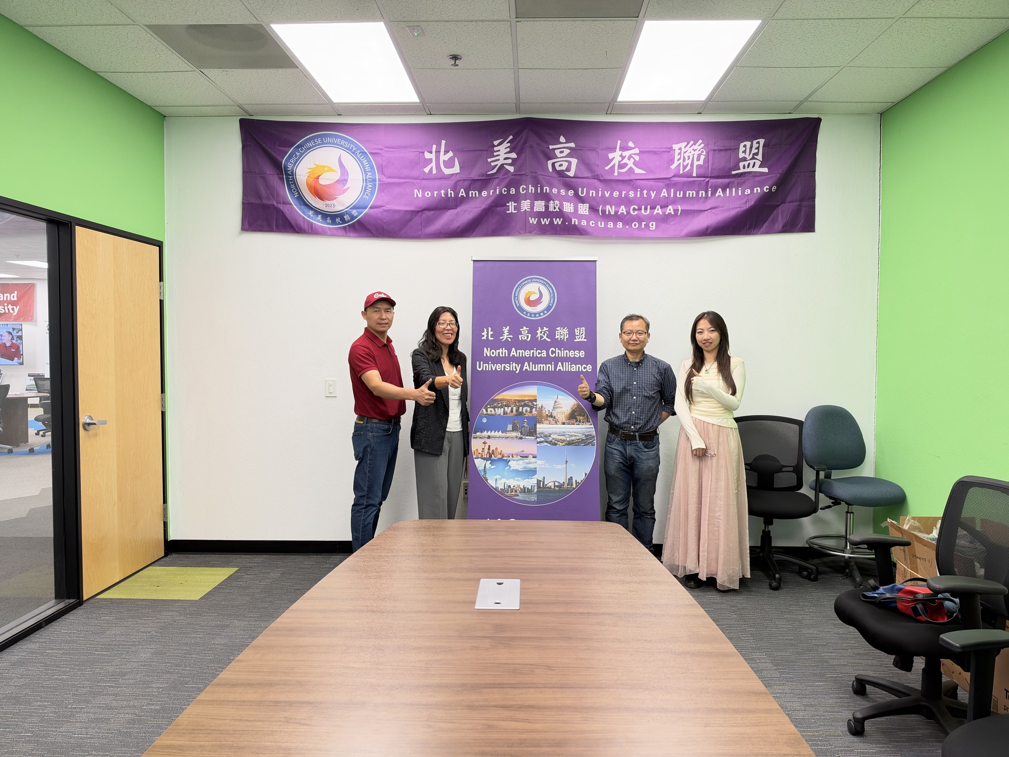 图：参会人员在北美高校联盟展架前合影
